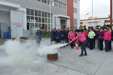 全体员工积极参与到灭火器现场使用中